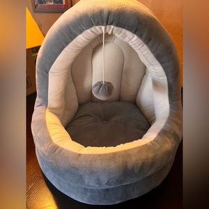 Pet Bed by Heart to Tail so soft & cozy for cat or small dog. Never used.